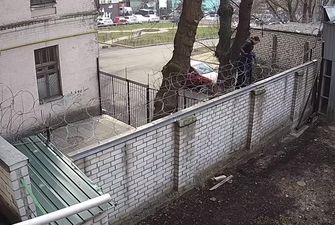 Екс-нардепка Чорновол залізла до ДБР через колючий дріт: опубліковано відео