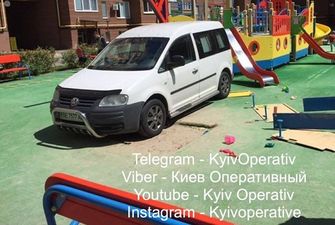 В Киеве водитель припарковался на детской площадке и удрал