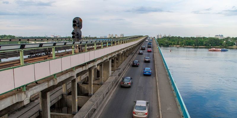 В Киеве временно ограничат движение на мосту Метро
