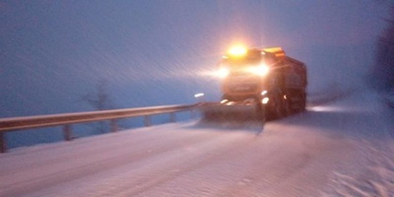Часть Закарпатья засыпало снегом: фото и данные о ситуации на дорогах