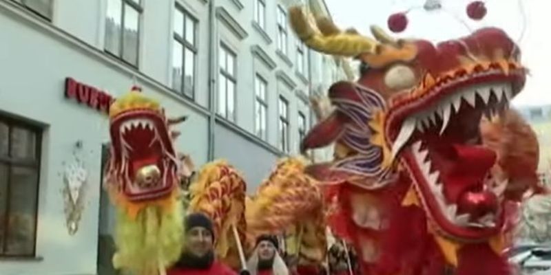 По центру Львова разгуливали китайские драконы
