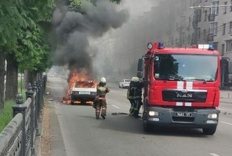На проспекте Победы загорелось авто - в центре Киева образовалась пробка