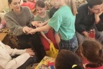 Анджеліна Джолі відвідала дітей у Бориславі