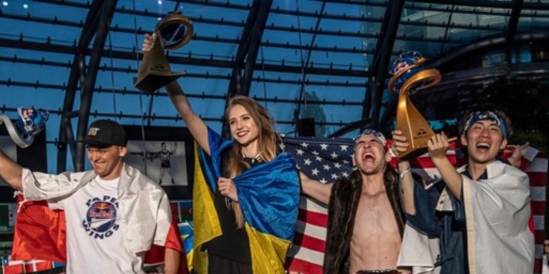 Украинка стала чемпионкой мира по запуску бумажных самолетиков