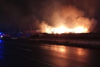 Мчит пожарный поезд: в России вспыхнули склады. Фото