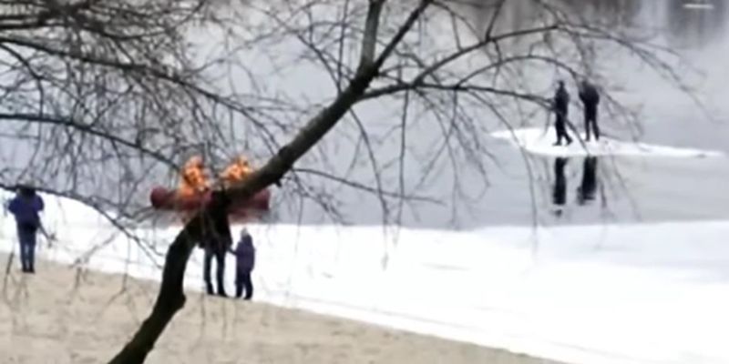В Киеве спасли двух людей со льдины Днепра