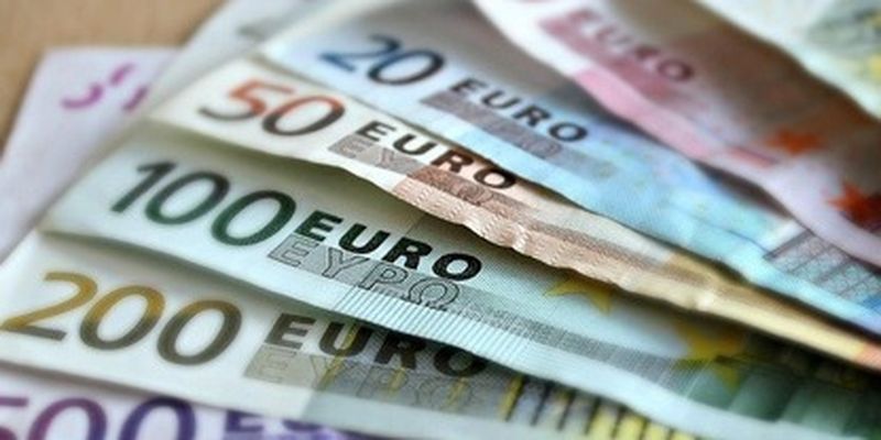 Евро снова "просел", доллар стабильный: курс валют на черном рынке 15 июля