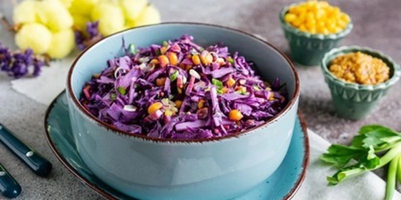 Нестандартный рецепт: как приготовить салат с крабовыми палочками и краснокочанной капустой/Побалуйте себя или своих близких