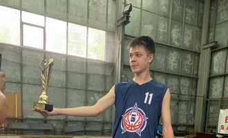 Шесть ударов ножом после вопроса "Вы украинцы?": детали убийства 17-летнего баскетболиста в Германии рассказал отец выжившего парня