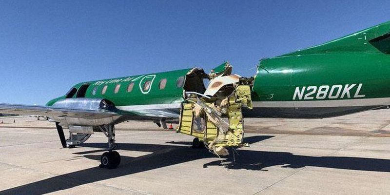 Столкновение в воздухе: пилот посадил самолет с оторванной крышей