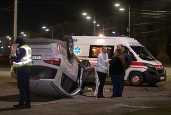На Троещине в Киеве дорогу не поделили Volkswagen и Kia: от удара «кореец» перевернулся