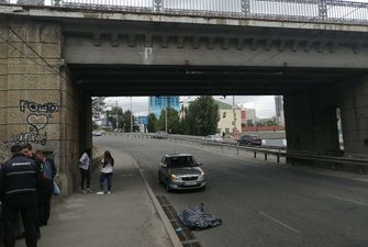 У Києві чоловік впав із залізничного моста під авто