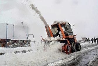 В Индии на заваленных снегом дорогах застряли сотни людей
