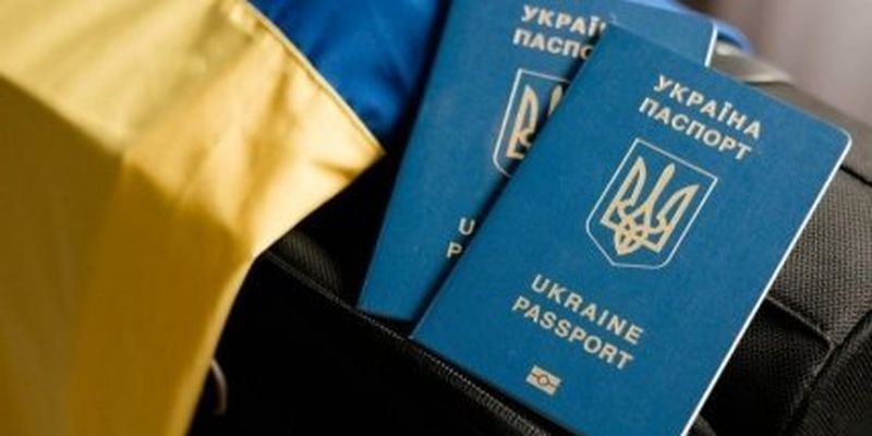 Ограничение консульских услуг для украинцев за границей: реакция и последствия