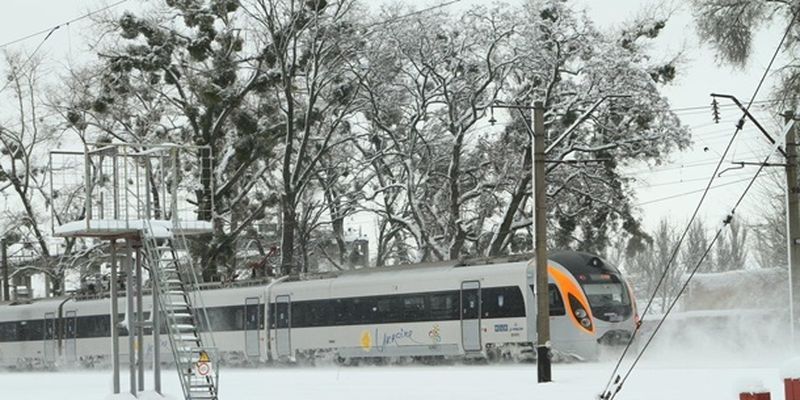 Укразализныця заявила о многочасовой задержке поездов из-за снегопада