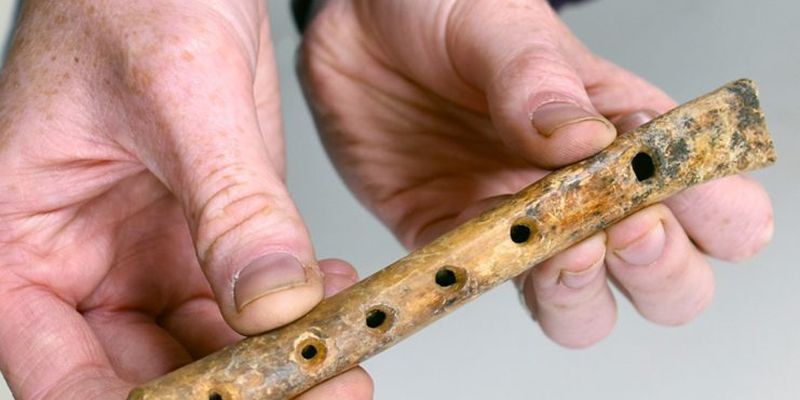 Пугающее искусство. Археологи в Англии обнаружили уникальную флейту из кости