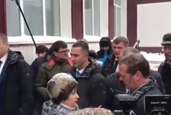 "Три года нет горячей воды": в России пенсионерка встала на колени перед Медведевым