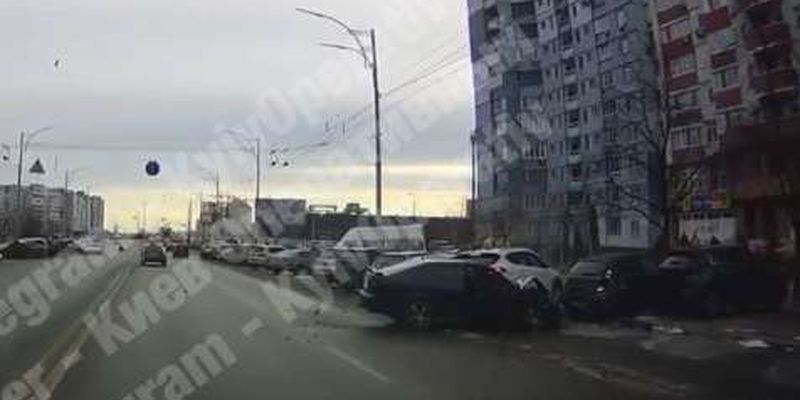 У Києві водій на великій швидкості влетів у припарковані авто