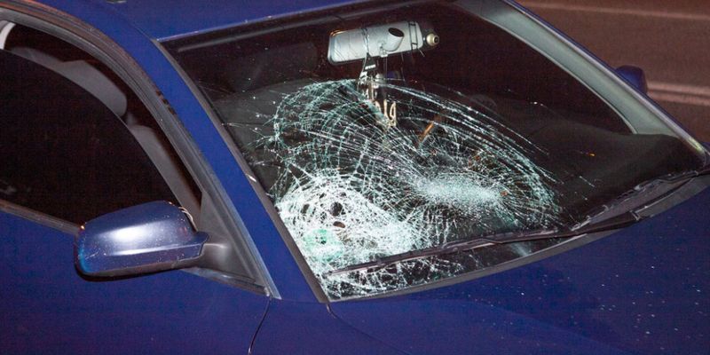 Бросилась под колеса: в Днепре водитель Volkswagen сбил девушку