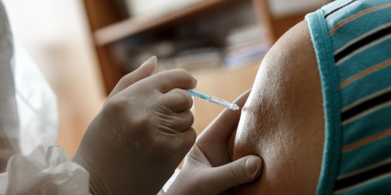 Ученые говорят, что третья COVID-прививка нужна не всем людям