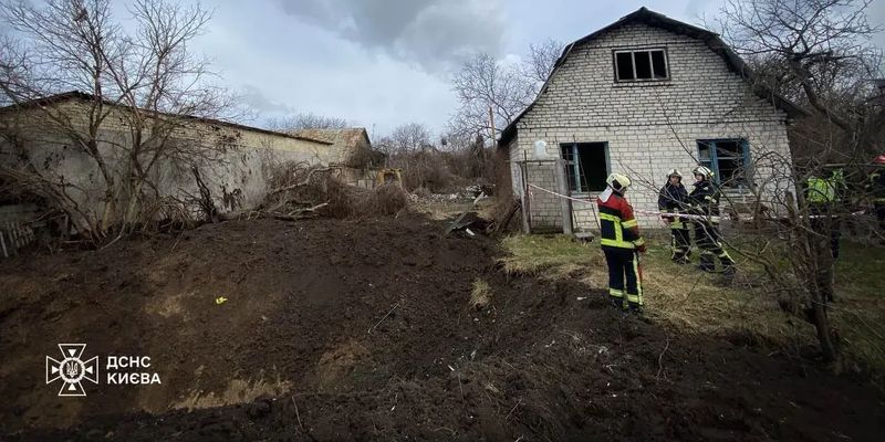 Велика вирва та пошкоджений приватний будинок: наслідки ракетної атаки у Солом’янському районі Києва. Фото