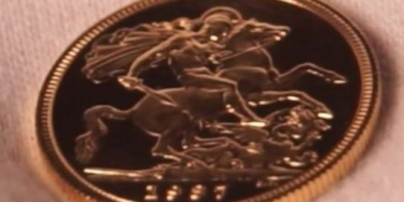 Самая дорогая монета Британии: золотой соверен продан за $1,3 млн
