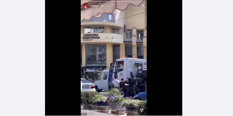 В Киеве водитель "Лексуса" ударил ножом водителя эвакуатора: видео