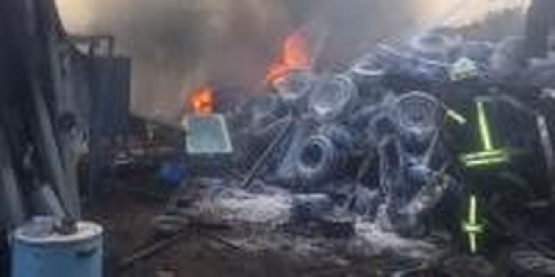 В Харькове горела свалка автомобильных покрышек