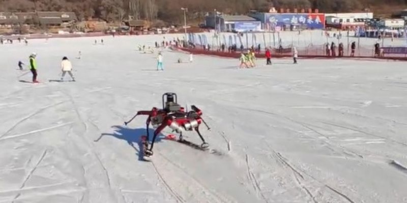 В Китае представили робота-лыжника