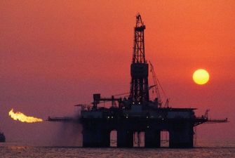 Нефть дорожает на фоне падения запасов в США