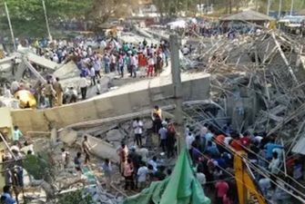 В Индии обрушилось здание с людьми внутри