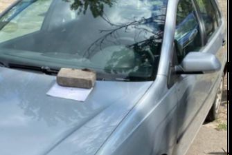 "Приватизация парковки": в Киеве заметили необычное послание на автомобиле