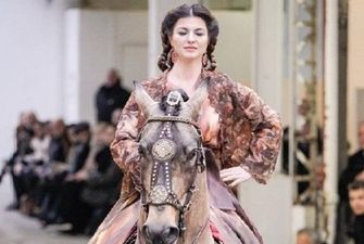 Во время показа мод в Париже на подиуме оказалась лошадь