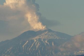 На Сицилии снова "прикрыли" небо из-за извержения вулкана