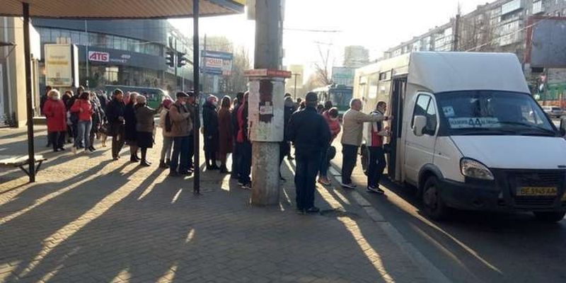 Транспортний скандал у Миколаєві: 50% маршруток не виходять на рейси