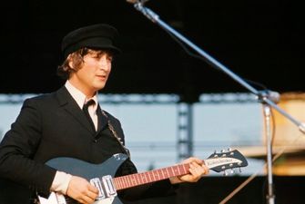Рукописи, гітари та одяг: особисті речі Джона Леннона виставлять на NFT-аукціон
