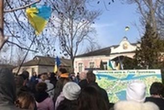 Жители Голой Пристани на митинге требовали возвращения мэра