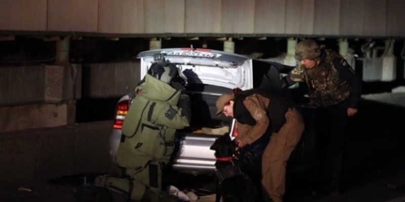 Захват моста Метро в Киеве: полиция опубликовала видео момента задержания террориста