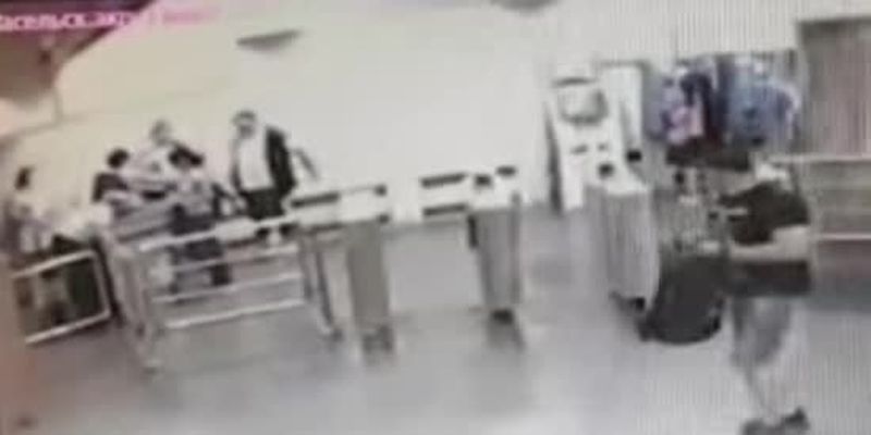 У метро Харкова чоловік вдарив полісмена ножем в груди, опубліковане відео