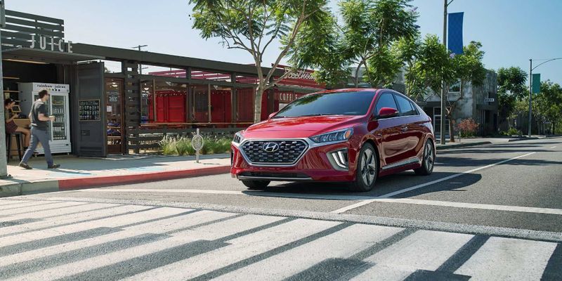 Збільшена батарея та зарядка до 100 кВт: як змінився Hyundai Ioniq у новому поколінні