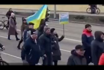 Вам здесь не рады: жители Мелитополя вышли на улицы и гонят прочь оккупанта, видео