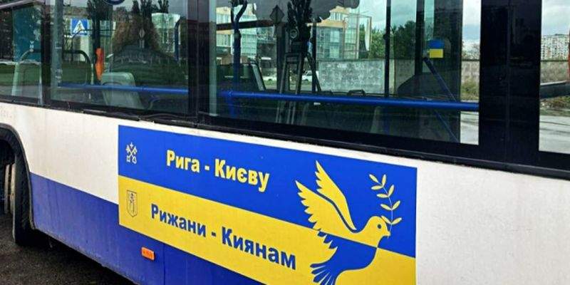 Латвийская делегация во главе с главой Сейма Смилтенсом везет в Киев еще 10 автобусов - Виталий Кличко