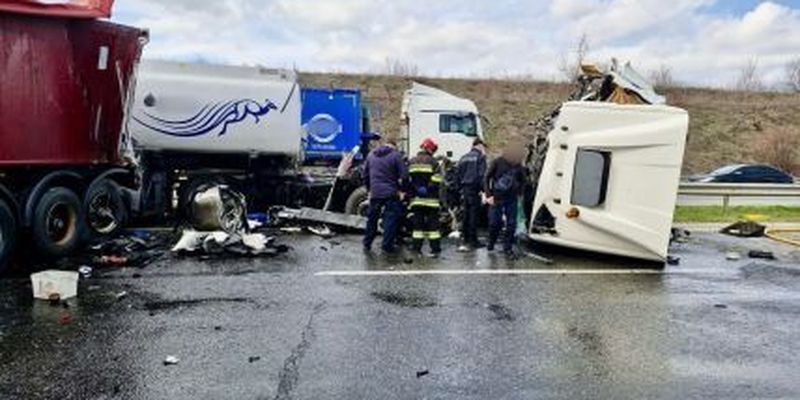 Смертельна ДТП на Одещині: неуважний водій наїхав на припарковану вантажівку