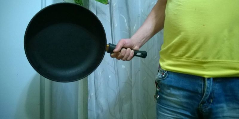 Житель Киевщины избил приятеля сковородкой и поджег его волосы