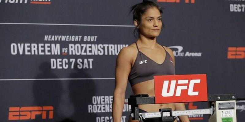 Девушке-бойцу UFC пришлось полностью раздеться на взвешивании - опубликовано видео