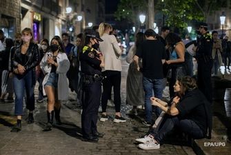 В Барселоне тысячи людей праздновали ослабление карантина