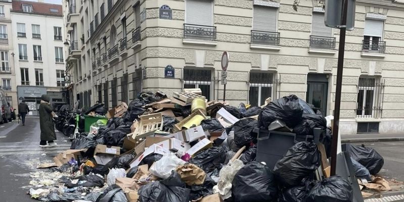 Продолжается забастовка мусорщиков в Париже: город погряз в мусоре
