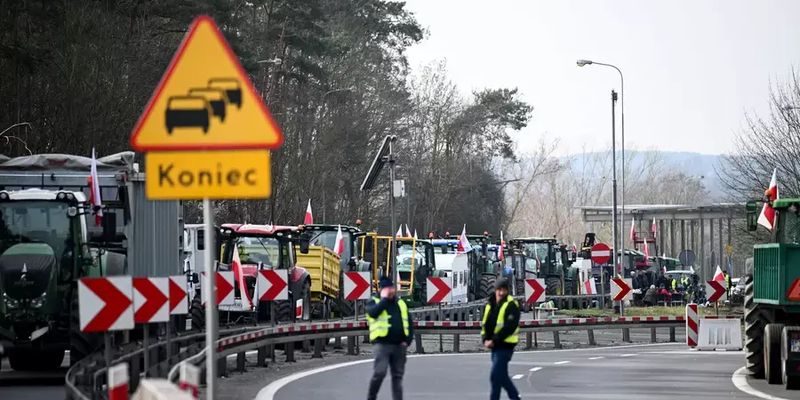 В пункте пропуска "Медика" - "Шегини" польские фермеры сняли блокаду для автобусов и легковушек
