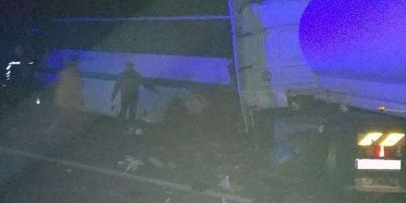 Масштабне ДТП на Житомирщині: вантажівка зіткнулася з автобусом, загинуло дев'ять людей