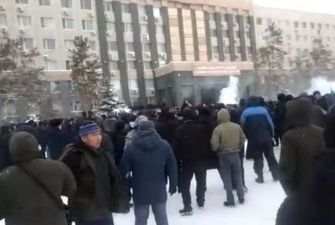 У кількох містах Казахстану штурмують місцеві адміністрації, в Алмати чутно стрілянину